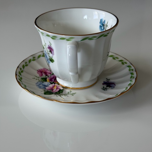 Golden Crown E & R April Floral Bone China Teacup and Saucer Set-Made in England - Picture 4 of 9